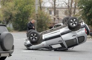 В центре Волгограда из-за аварии перевернулась Chevrolet Niva