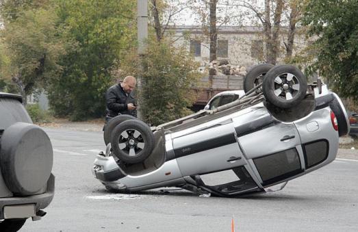 В центре Волгограда из-за аварии перевернулась Chevrolet Niva