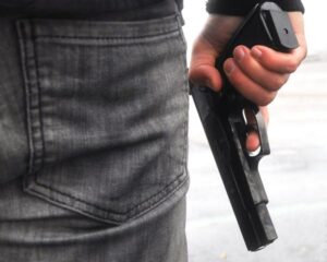 Волгоградец выстрелил  в ухажера своей подруги