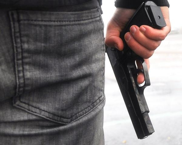 Волгоградец выстрелил  в ухажера своей подруги