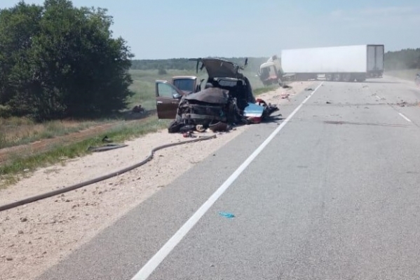 В Волгоградской области в ДТП с фурой погиб водитель иномарки