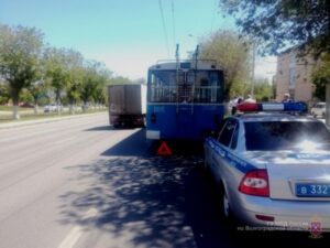 В Волгограде очередной автохам стал виновником аварии