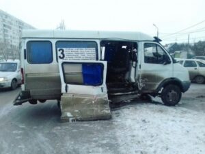 Фура и пассажирская «газель» не поделили перекресток в Волжском — фото