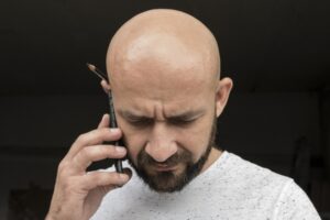 Ученые: сверхурочная работа приводит к облысению