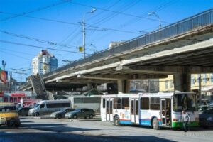 В центре Волгограда кусок бетона упал на маршрутку: пострадала женщина