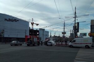 В центре Волгограда во время движения загорелся автомобиль