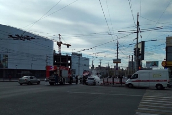 В центре Волгограда во время движения загорелся автомобиль