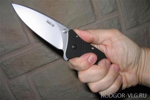 Рецидивисты напали с ножом на продавца магазина в Волгограде