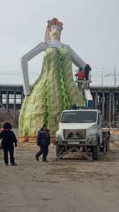 В пойме реки Царица в Волгограде установят 12-метровое чучело в маске