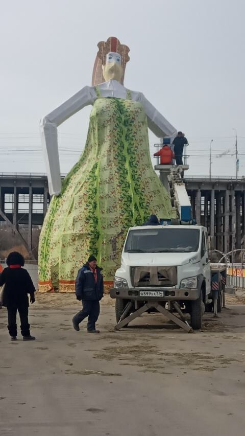 В пойме реки Царица в Волгограде установят 12-метровое чучело в маске
