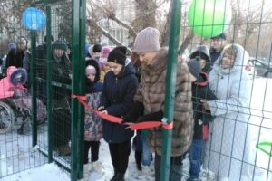 Елена Исинбаева в Волжском открыла новую спортивную площадку