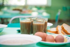 Губернатор Волгоградской области предложил бесплатное питание для первоклассников