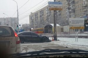 Автоледи на иномарке врезалась в столб на юге Волгограда