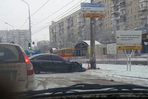 Автоледи на иномарке врезалась в столб на юге Волгограда