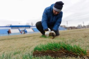 На стадионе «Зенит» в Волгограде закончили обустройство футбольного поля
