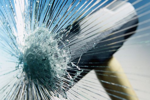 Полицейский ранил громившего кувалдой машину с детьми волгоградца