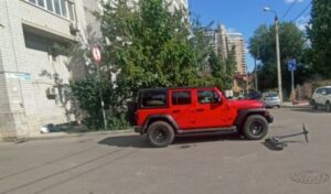 В Волгограде девочка на электросамокате угодила под колеса иномарки