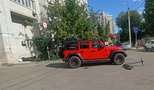 В Волгограде девочка на электросамокате угодила под колеса иномарки