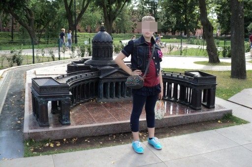 Волгоградцы несут цветы и игрушки к месту гибели 15-летней школьницы