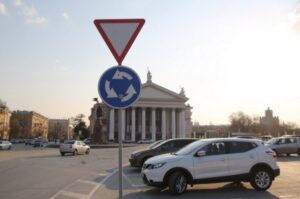 В Дзержинском районе 62-летний водитель «Рено» не уступил дорогу «Мерседесу»