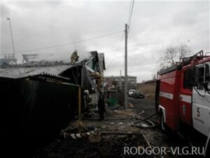 Волгоградские пожарные спасли из горящего дома семью с двумя детьми