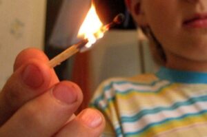 Причиной пожара на юге Волгограда стала детская шалость с огнём