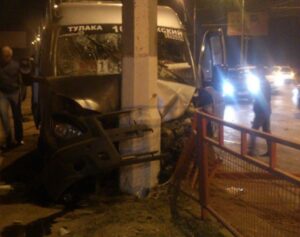 На Севере Волгограда маршрутка протаранила столб
