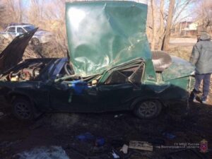 В Волгограде 19-летний парень чудом выжил  в смятой в аварии «семерке»