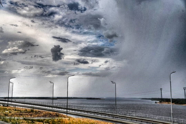 Сильный ливень с градом и ветром обрушился на Волгоградскую область