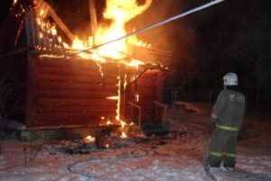 В Быковском районе из-за пожара в бане эвакуировали 10 человек