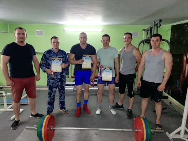 Сотрудники волгоградского УФСИН посоревновались в силовом троеборье