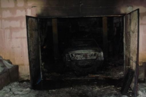 В Камышине из-за сварки сгорел гараж с автомобилем внутри