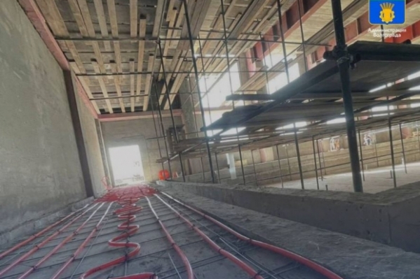 На юге Волгограда завершился монтаж теплого пола в бассейнах новой школы