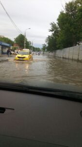 Парковку на Волгоградском автовокзале затопило – видео