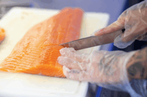 Производитель из Волгоградской области попытался выдать горбушу за семгу