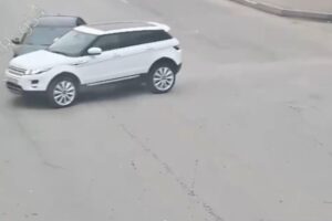 В Волгограде попало на видео ДТП с проехавшим на красный водителем