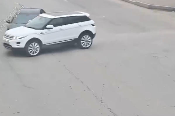 В Волгограде попало на видео ДТП с проехавшим на красный водителем