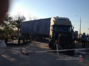 В Волгограде грузовик разрушил несколько десятков могил на кладбище