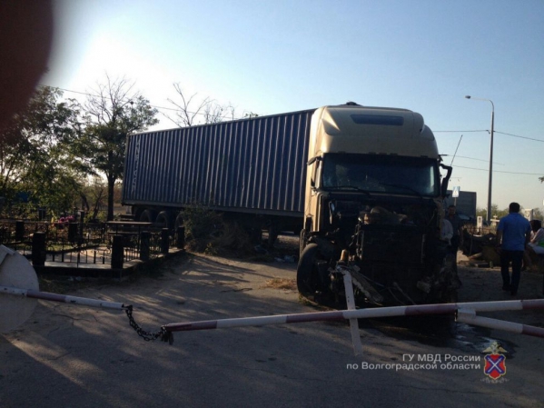 В Волгограде грузовик разрушил несколько десятков могил на кладбище