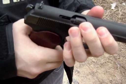 16-летний волгоградец с пистолетом ограбил пенсионерку в её доме