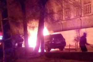 В центре Волгограда подожгли Toyota Land Cruiser