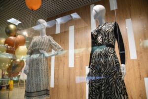 Наряд для выпускниц в Волгограде в среднем можно купить за 2000 рублей