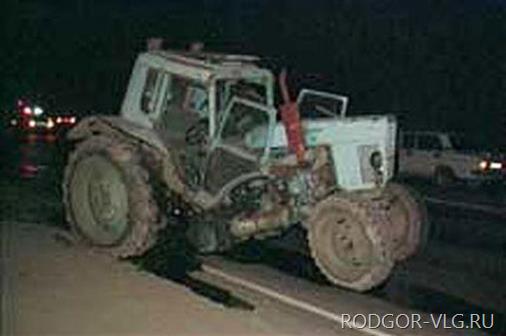 Под Волгоградом столкнулись трактор и Mercedes: есть пострадавший