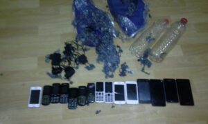 В Суровикино местный житель пытался пронести в колонию 15 сотовых телефонов