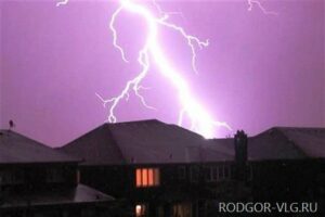 Под Волгоградом частный дом сгорел из-за удара молнии