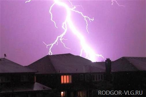 Под Волгоградом частный дом сгорел из-за удара молнии