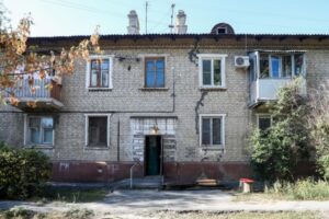 Жители старой двухэтажки на Тракторном: «Зима близко. И мы ее боимся»