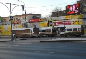 На западе Волгограда маршрутка протаранила автобус