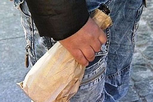 На севере Волгограде рецидивист с ножом похитил бутылку пива