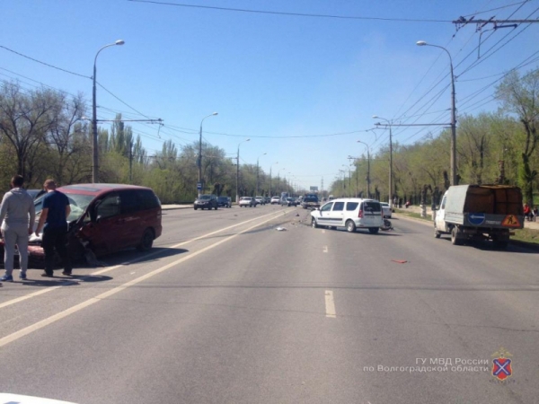 В тройном ДТП на севере Волгограда пострадала 42-летняя женщина